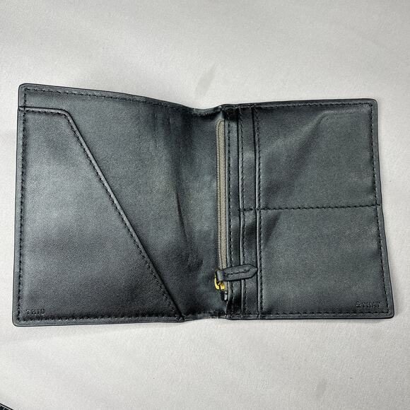 Fossil Passport Credit Card Zip Pocket Travel Accessory Leather Old Money - Picture 4 of 14